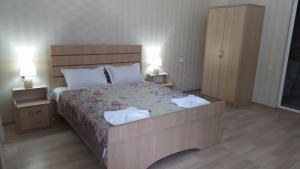 库塔伊西Elegant Hotel的一间卧室配有一张大床和两条毛巾