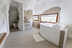 阿尔卡拉德尔胡卡尔Casa túnel Nido de Águilas的白色的浴室设有浴缸和水槽。