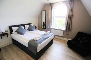 利物浦Hotel Tia的一间卧室设有一张大床和窗户