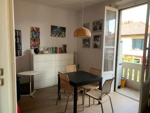 米兰Appartamento splendido con tutti servizi in zona Navigli的一间用餐室,配有黑色的桌子和椅子