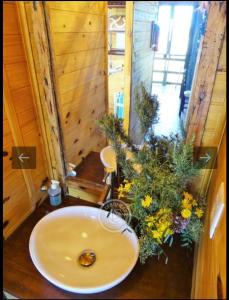 德尔迪阿布罗角法玛山林小屋的浴室设有水槽和一束鲜花