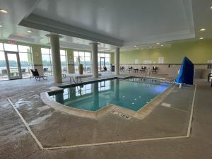 欧文斯伯勒Holiday Inn Owensboro Riverfront, an IHG Hotel的大型建筑中的大型游泳池