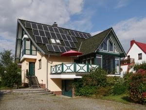 奥斯特巴德里克Top Ferienwohnung im Herzen Reriks mit Garten的屋顶上设有太阳能电池板的房子