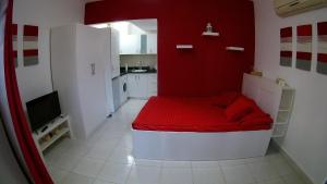 沙姆沙伊赫Delta Sharm Holiday的小房间,里面设有红色和白色的床