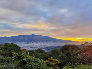 San IsidroEscapadita al Bosque的远眺城市和山脉的美景