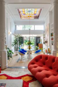 那慕尔Island in Island, B&B boutique, Design et Vintage的客厅设有红色沙发和玻璃天花板