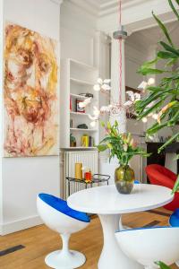 那慕尔Island in Island, B&B boutique, Design et Vintage的一间配备有白色桌子和蓝色椅子的用餐室