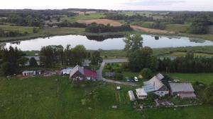 Kalnieši皮科卡尔奈酒店的享有湖畔小村庄的空中景色