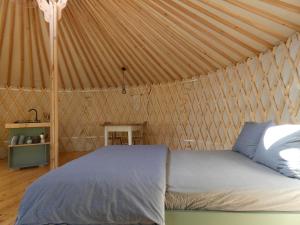 Romantic yurt in Apuseni mountains客房内的一张或多张床位