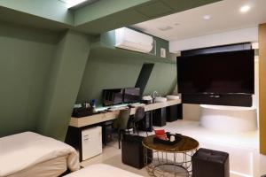 首尔Shinchon Wol Hotel的一间卧室配有一张床和一张带电脑的书桌