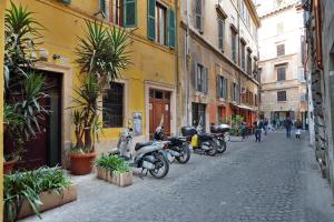 罗马Corallo Apartment的停在城市街道上的一排摩托车