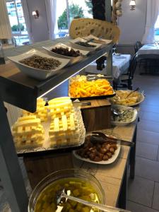 卡拉费尔索利马尔公寓酒店的包括不同种类奶酪和其他食物的自助餐