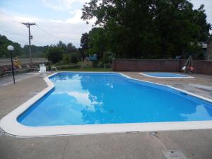 Tazewell塔兹韦尔汽车旅馆 的院子里的大型蓝色游泳池