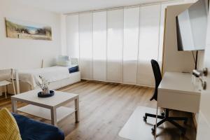 盖尔森基兴SK Apartments - Sandwood的小型客厅配有床和书桌