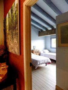 库迪列罗Casa de Babel的一间设有两张床的房间和一间设有一张床的房间。