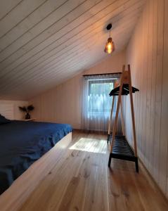 Beach House Trimpas的一间卧室设有一张床和梯子