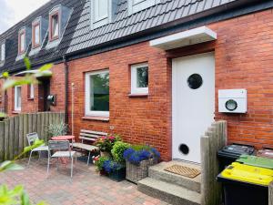韦斯特兰Nordlys - Local & Style的砖屋,有白色的门和庭院