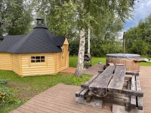 KülitseBeautiful private cabin near Tartu的小屋前的木餐桌