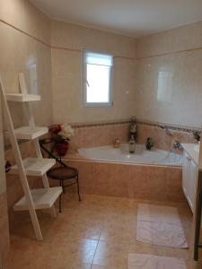 Lucbardez-et-BarguesAu Doux Repos的带浴缸的浴室和窗户。