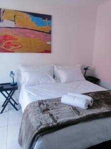龙杜Niilo's Guesthouse的一间卧室配有一张床,床上有毛巾