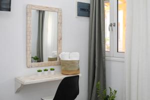 斯基亚索斯镇Aura Skiathos的一间带镜子的浴室和一张带水槽的桌子