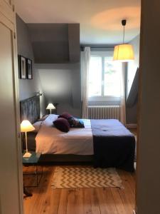 图尔Les chambres de Marie的一间卧室配有一张床、一个窗口和两盏灯。