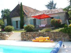 Les LèchesLa Zénitude的一座带游泳池和红伞的房子