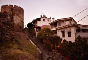 塞萨洛尼基岔路口旅馆的一座城堡山丘上的一群房子