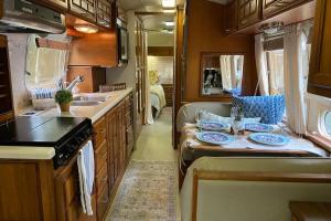 博福特Beautiful Airstream, Beaufort SC-Enjoy the Journey的厨房配有带盘子的桌子