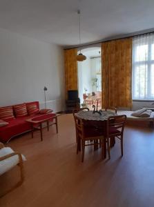 格利维采Apartament Kasztanowy的客厅配有桌椅和沙发