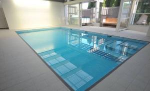 新普利茅斯Auto Lodge的一座蓝色的游泳池