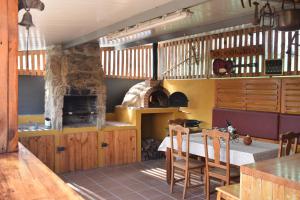 阿维拉La Casa del Colmao的厨房配有桌子和比萨饼烤箱