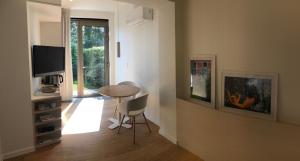 梅赫伦Het Nekkerhof B&Bio的客厅配有桌子和电视