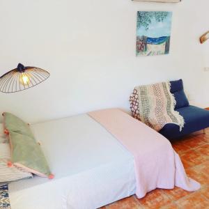 阿瓜阿马加Agua Amarga Design的一间卧室配有床、灯和沙发
