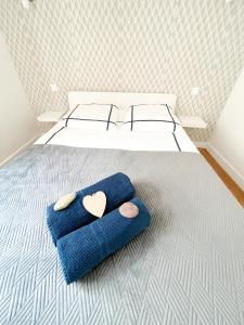 康卡勒La Capitainerie的一间卧室,床上配有2条蓝色毛巾