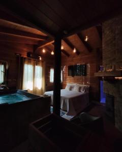 奇斯泰尼诺Mini spa in chalet bosco的卧室配有床和浴缸