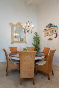 南帕诸岛Tiki 216的一间带桌椅和镜子的用餐室
