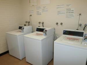 朗塞斯顿朗塞斯顿背包客旅馆的房间里的三台洗衣机排成一排