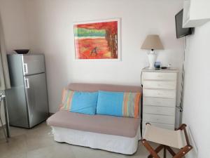 马蒂纳塔Punta Palivi的一间带沙发、梳妆台和冰箱的卧室