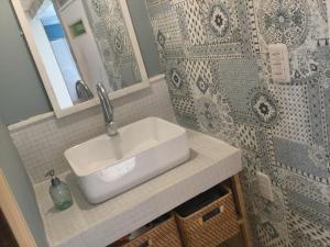 唐津呼子の港路地の古民家一棟貸切宿梵soyogi的浴室设有白色水槽和镜子