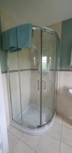 多尼戈尔Tully View House的浴室里设有玻璃门淋浴