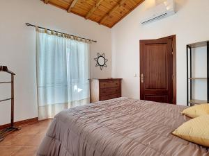 雷根古什-迪蒙萨拉什Casa Refugio Do Campo的一间卧室设有一张大床和一个窗户。
