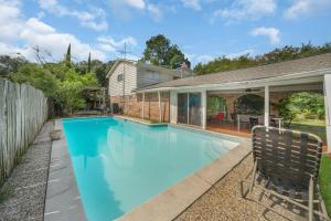 休斯顿Home for summer with pool, pool table, outdoor kitchen,patio and balcony的家庭后院的游泳池