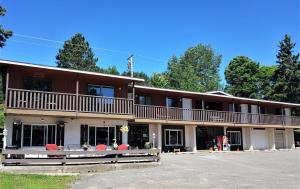 Iron RiverLakeshore Motel Ice Lake的一座大型建筑,上面设有阳台