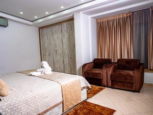 纳祖尔Hotel Maghreb El Arabi的一间卧室配有一张床和一把椅子