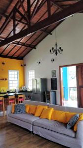 巴埃彭迪Casa de campo Recanto Pedra Azul的带沙发的客厅和厨房