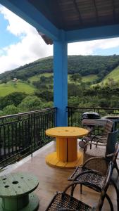 Casa de campo Recanto Pedra Azul的阳台或露台