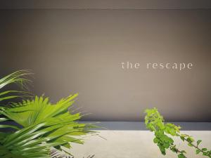 宫古岛The Rescape的带有救援标志的墙和植物