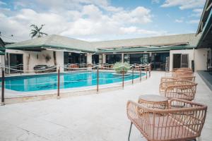 科内西庇斯克斯酒店的一座建筑旁的庭院,设有游泳池和椅子