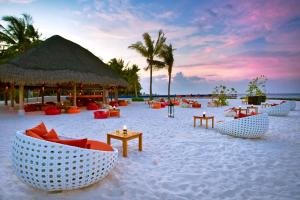 拉斯杜马尔代夫库拉马蒂度假酒店的沙滩上摆放着桌椅的海滩
